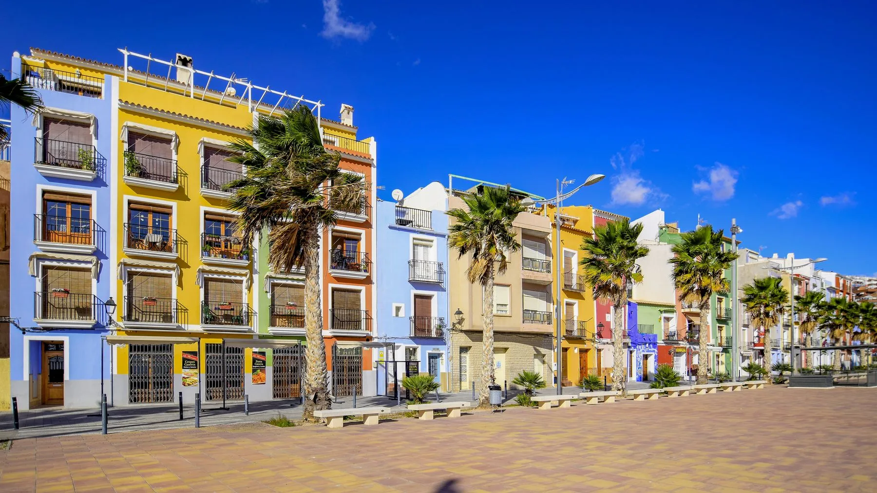 Kleurrijke woningen in een Spaanse kustplaats